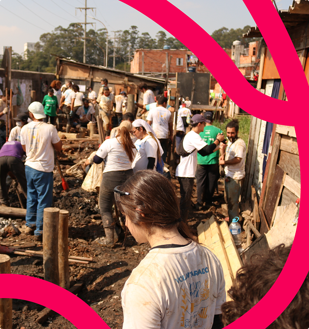 A imagem mostra um grupo de pessoas voluntárias realizando atividades diversas para a construção das casas resilientes na região do Baixo Lapena.
