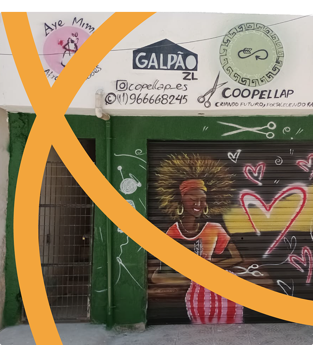 Imagem da fachada da Coopellap. A foto mostra a frente do estabelecimento, que contém parede verde com desenhos na cor branca e portão preto com um desenho de uma mulher negra e corações. Pode-se ver, na parte superior, os logos do Galpão ZL e da Coopellap.