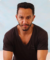 Imagem de William Luz. William tem cabelos curtos, barba e usa camiseta na cor preta. Ele aparece à frente de um fundo na cor azul.