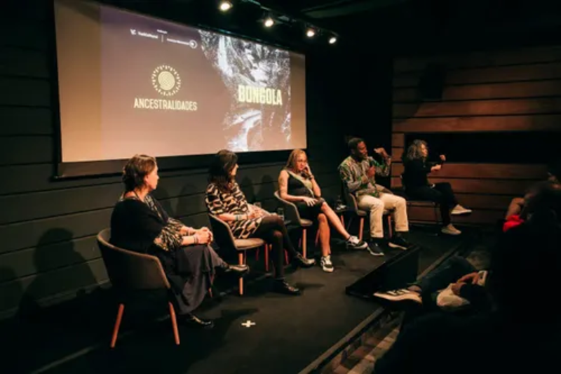 Exibição do documentário Regenerar no Itaú Cultural com participantes e intérprete de Libras no palco.