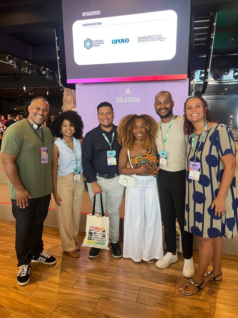 Guine Silva e Viviane Soranso com grupo de liderancas apoiadas durante o 13º Congresso Gife.