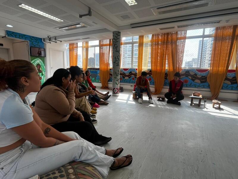 Equipe do projeto Primeiras Embarcações em roda ouvindo orientações durante visita ao Museu da Cultura Indígena.