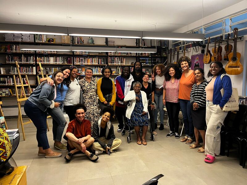 Equipe do projeto Primeiras Embarcações em reunião no Ponto de Leitura do Jardim Lapena.