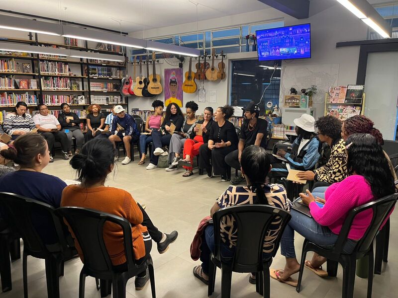 Equipe do projeto Primeiras Embarcações em roda de conversa no Ponto de Leitura do Jardim Lapena.