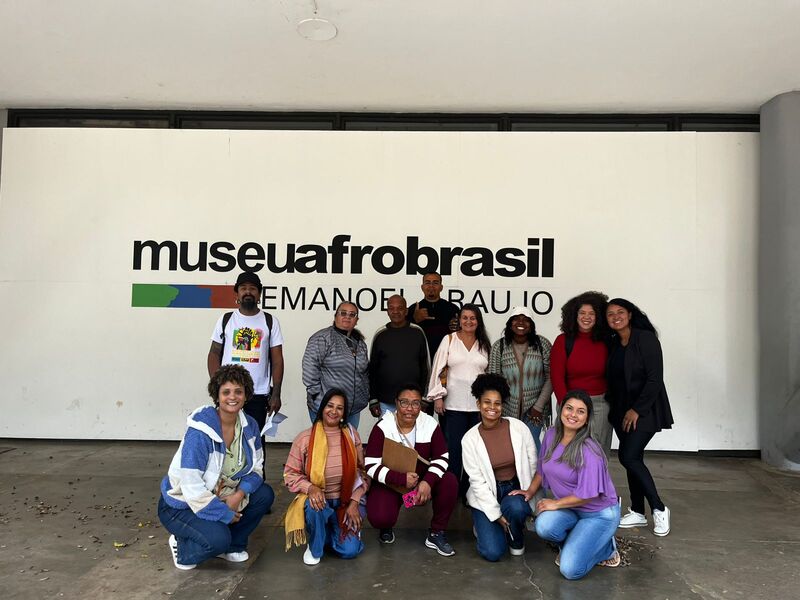 Equipe do projeto Primeiras Embarcações em frente ao Museu Afro Brasil Emanoel Araujo.