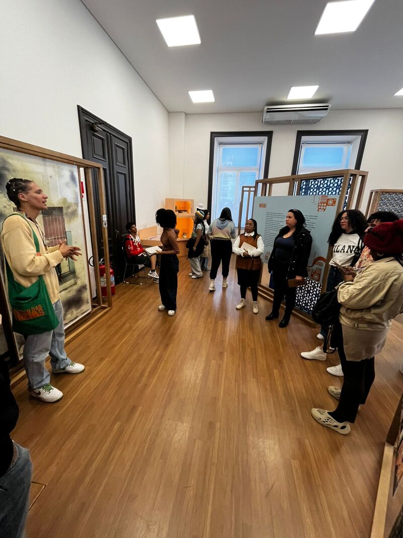 Equipe do projeto Primeiras Embarcações em roda durante visita ao Museu das Favelas, ouvindo orientações.