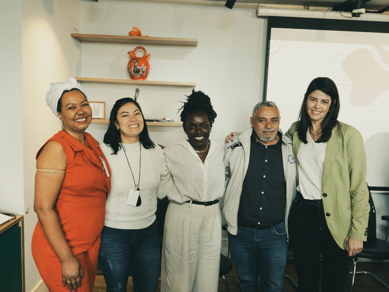 Kenia Cardoso e Mariana Almeida posam com participantes de mesa do 1º Fórum de Desenvolvimento Econômico Periférico.