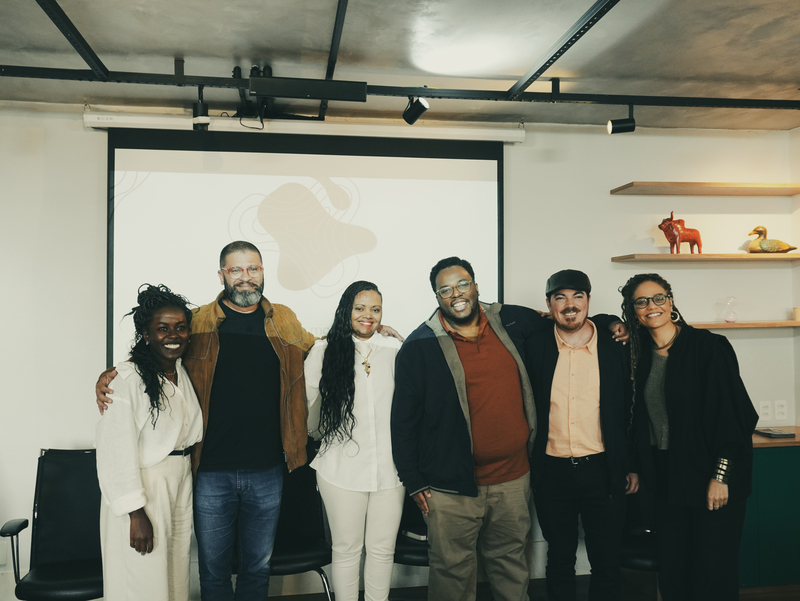 Participantes de mesa do fórum, incluindo Kenia Cardoso, Marcelo Ribeiro, Adriana Barbosa, Uvanderson Silva, Tiaraju Pablo D’Andrea e Lidiane da Silva.