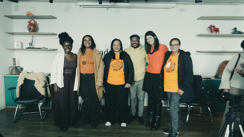 Kenia Cardoso e Mariana Almeida posam com participantes de mesa do 1º Fórum de Desenvolvimento Econômico Periférico.