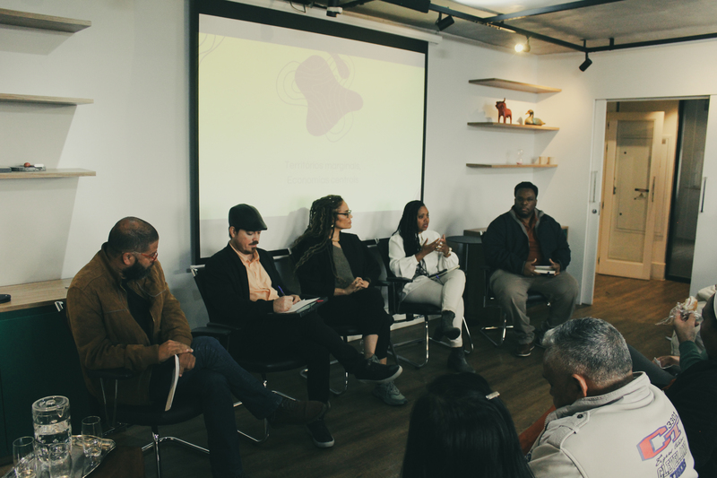 Mesa com Marcelo Ribeiro, Tiaraju Pablo D’Andrea, Lidiane da Silva, Adriana Barbosa e Uvanderson Silva no fórum.