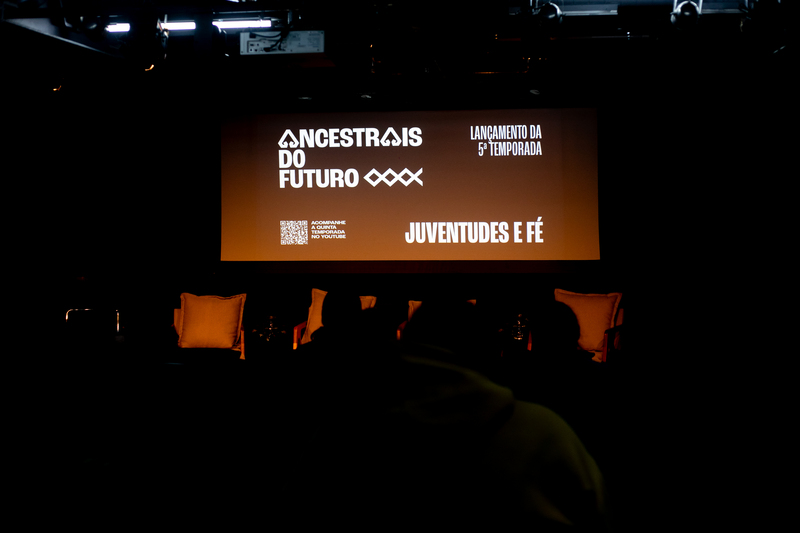 Tela de exibição com logo da websérie Ancestrais do Futuro e informações sobre lançamento da quinta temporada.