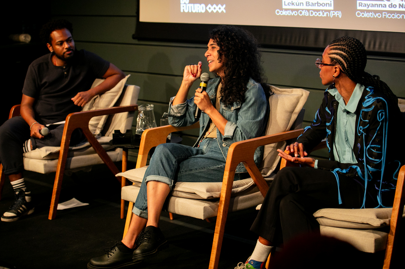 Well Amorim, Lekun Barboni e Rayanna do Nascimento sentados no palco durante evento.