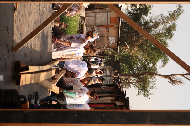 Grupo de voluntários realizando atividades diversas na construção das casas resilientes do projeto +Lapena Habitar.
