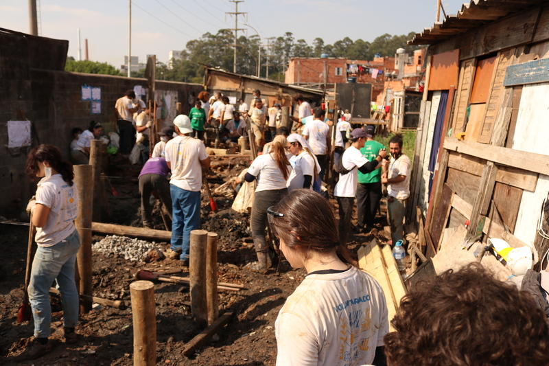 Grupo de voluntários realizando atividades de construção das casas resilientes no projeto +Lapena Habitar.