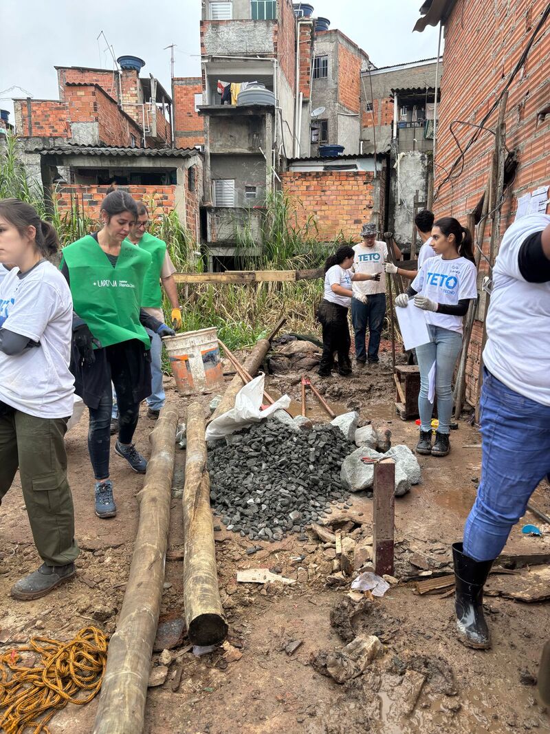Voluntários analisando o terreno para construção dos pavimentos das casas resilientes no Baixo Lapena.