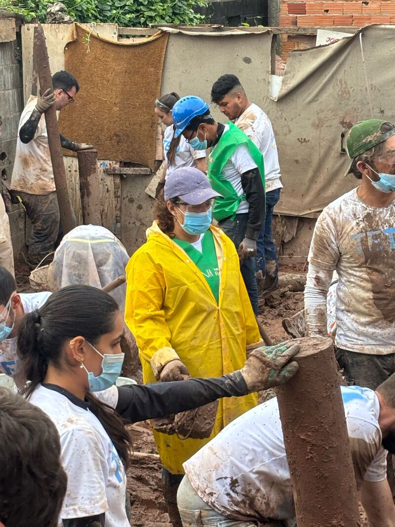 Voluntários avaliando terreno com solo lamacento no Baixo Lapena para construção de casas resilientes.