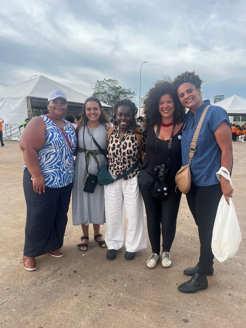 Imagem na qual aparece grupo composto por integrantes da Fundação Tide Setubal e de organizações parceiras que acompanharam a 2ª Marcha das Mulheres Negras por Reparação e Bem Viver.