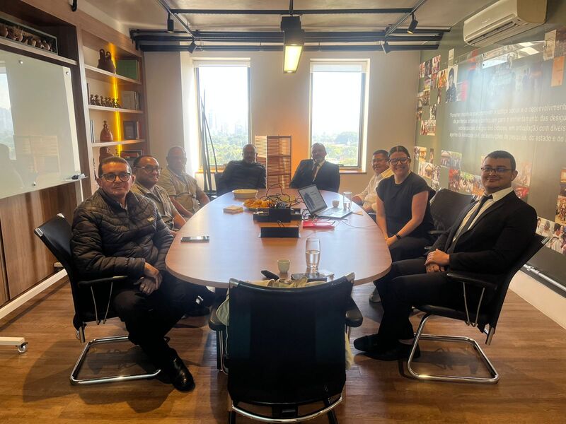 Grupo de trabalhadoras e facilitadora reunidas em sala da Fundação Tide Setubal durante atividade sobre atitudes inclusivas.