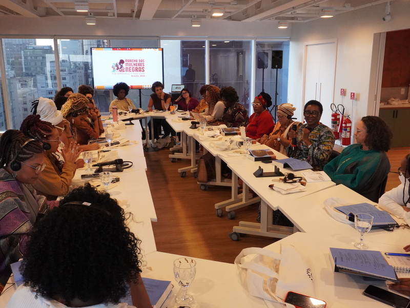 Oyèrónkẹ́ Oyěwùmí, Ana Maria Gonçalves, lideranças da Marcha das Mulheres Negras e integrantes da Fundação Tide Setubal e Itaú Cultural reunidas.