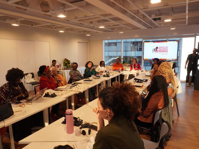 Oyèrónkẹ́ Oyěwùmí, Ana Maria Gonçalves, Sueli Carneiro, Maria Alice Setubal e lideranças da Marcha das Mulheres Negras sentadas em mesa no Itaú Cultural.