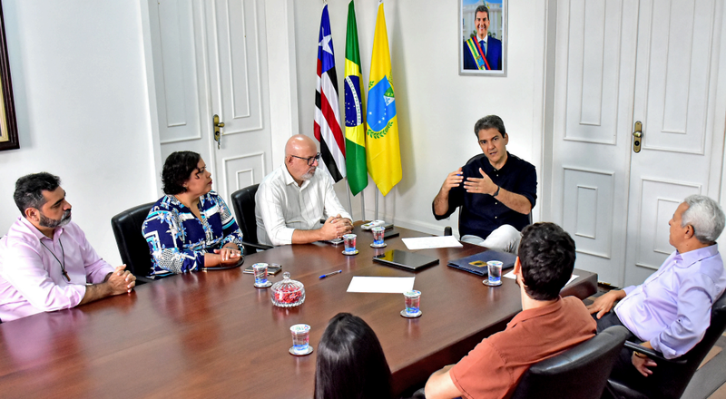Prefeito Eduardo Braide com representantes e equipe da Fundação Tide Setubal reunidos à mesa em São Luís.