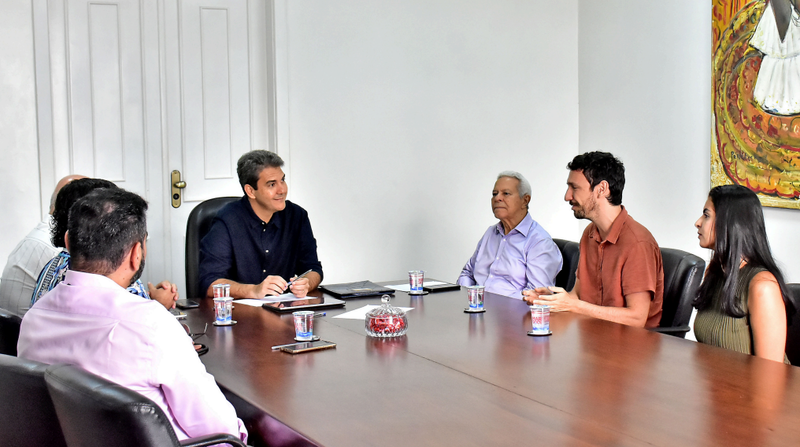 Prefeito Eduardo Braide com representantes e equipe da Fundação Tide Setubal reunidos à mesa em São Luís.