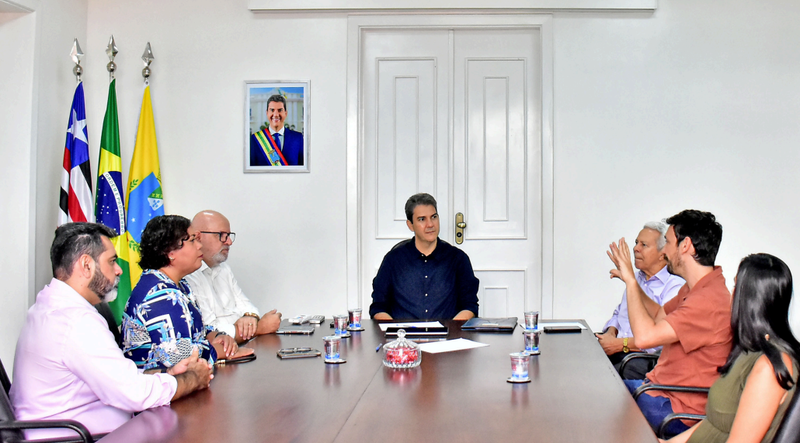 Prefeito Eduardo Braide com representantes e equipe da Fundação Tide Setubal reunidos à mesa em São Luís.