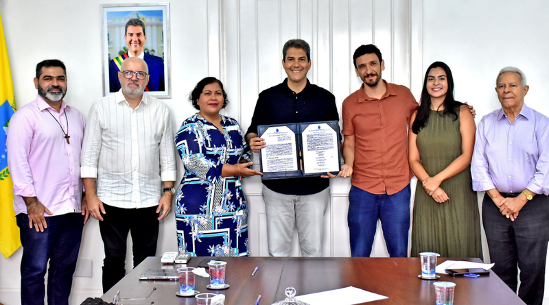 Prefeito Eduardo Braide ao centro com representantes da Fundação Tide Setubal durante encontro em São Luís.