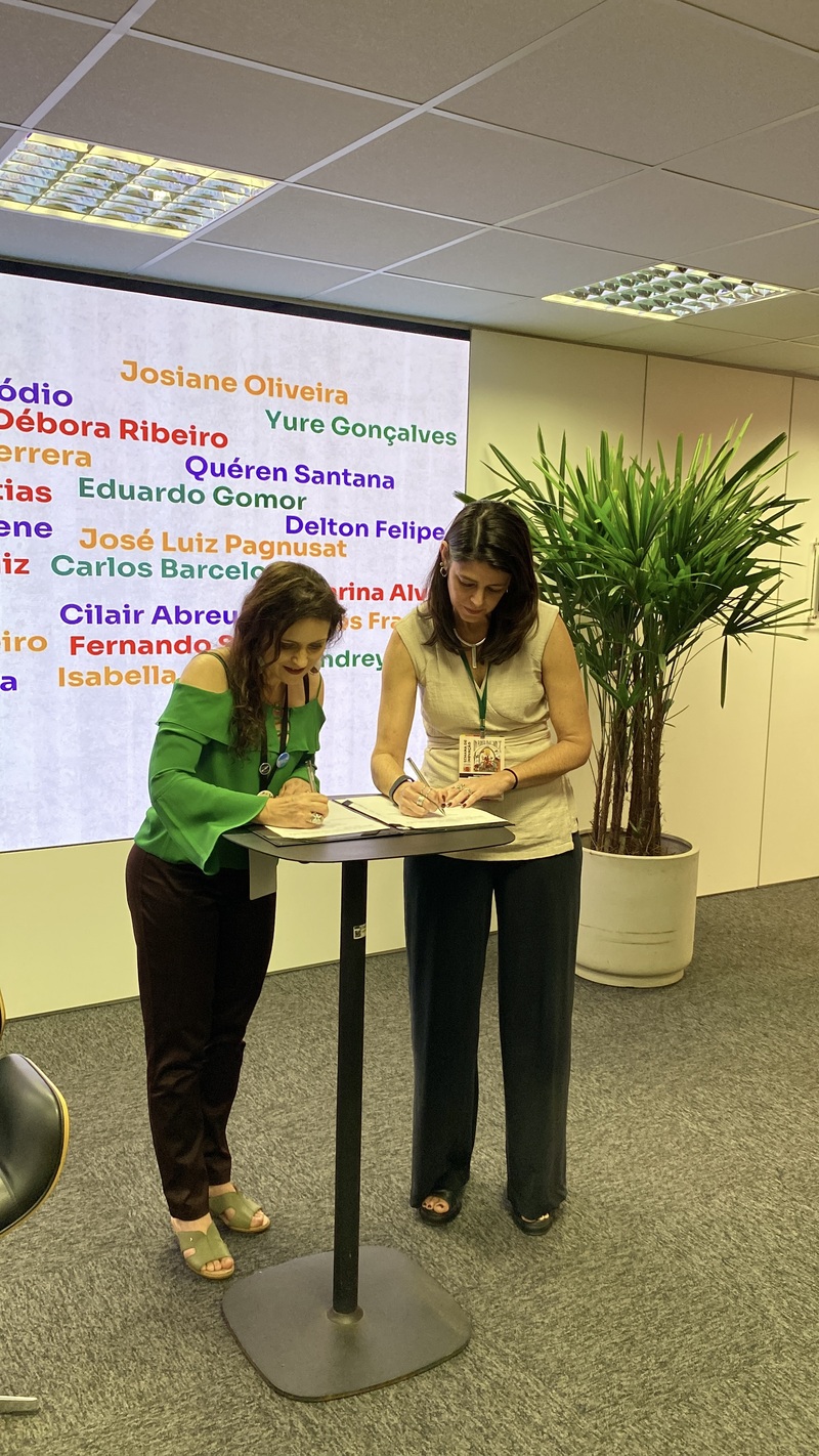 Betania Lemos e Mariana Almeida durante assinatura de termo de cooperação para o Prêmio Orçamento Público.