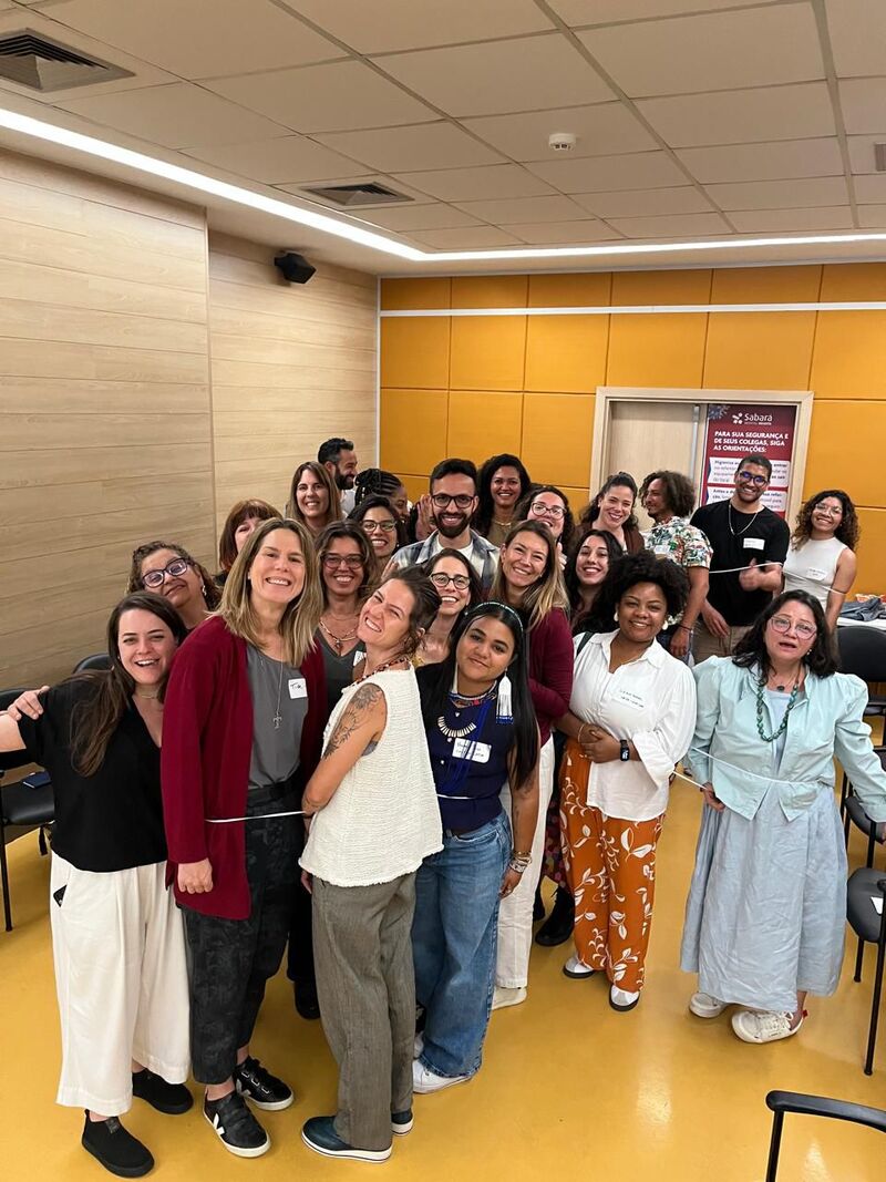 Imagem de pessoas participantes da segunda edição do Edital Territórios Clínicos. Elas aparecem reunidas - algumas próximas à câmera e outras ao fundo - e fizeram poses para aparecer na foto.