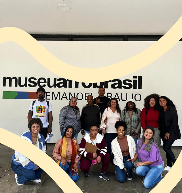 Imagem da equipe do Projeto Primeiras Embarcações em frente ao Museu Afro Brasil Emanoel Araujo.