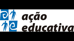 Logo da Ação Educativa. Pode-se ver, à esquerda, um quadriculado com desenhos que formam as letras a e e. À direita, em letra minúscula e em itálico, pode-se ler o nome da organização.