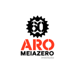 Logo da organização Aromeiazero. Há, no topo, a representação de uma correia dentada com o numeral 60 dentro. Aparece o termo Aro em destaque, na cor vermelha, e meiazero abaixo, na cor preta.