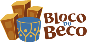 Logo da organização Bloco do Beco. Há, à esquerda, a representação de sobrados na cor marrom e um tambor na cor azul e detalhes em amarelo. O nome da organização aparece à direita.