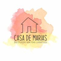 Logo da organização Casa de Marias. Aparece, ao centro, uma representação minimalista de uma casa, o nome da organização e, logo abaixo, a mensagem Instituição sem fins lucrativos. Há representações de aquarela atrás desses elementos em tonalidades magenta e amarela.