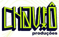 O logo da Chaviô Produções aparece com fonte que forma uma tag, na cor amarela e sombreado azul, em que a letra I forma uma chave.