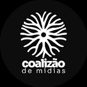 O logo da Coalizão de Mídias aparece sobre um fundo preto e contém uma esfera composta por raízes na cor branca aparecendo ao centro. O nome da organização aparece na parte inferior.
