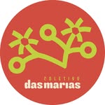 O logo do Coletivo das Marias contém predominância da cor vermelha e pode-se ver ícones de flores e árvores, unidas em duas linhas curvas que se encontram, na cor amarela. O nome da organização aparece com Coletivo em amarelo e, logo abaixo, das Marias na cor branca.