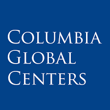 O logo contém predominância da cor azul e Columbia Global Centers aparece na cor branca e com fonte serifada.