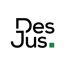O logo contém Des na linha superior e Jus abaixo, com D e J compondo uma intersecção. Há, no canto direito, um ponto após s em formato quadrado e na cor verde.