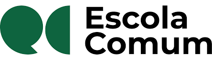O logo da Escola Comum aparece com uma versão estilizada de e quase como uma vírgula e o c como um semicírculo, ambos na cor verde. O nome da organização aparece com fonte preta, à direita.
