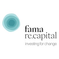 Logo da fama re.capital. Há, na parte esquerda, uma arte com formato esférico composta por quatro camadas na cor azul, cujos tons ficam mais claros conforme se chega à borda. O nome da empresa aparece à direita, em fonte serifada, sobre o slogan Investing for change.
