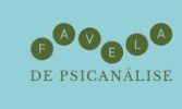 Logo da organização Favela de Psicanálise. Há predominância de fundo na cor azul sobre o qual aparecem seis esferas na cor verde, cada uma contendo uma letra que compõe a palavra favela, e logo abaixo está de Psicanálise.