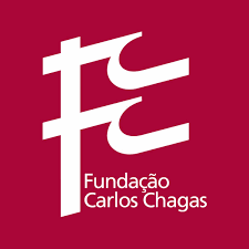 Logo da Fundação Carlos Chagas. Há predominância da cor vermelha. A iconografia, na qual as três letras da sigla FCC se conectam, aparece na cor branca, assim como o nome da organização.