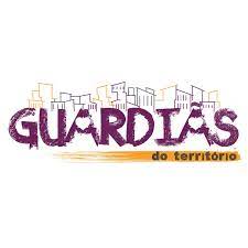 Logo das Guardiãs do Território. A fonte é estilizada, na cor lilás, e tem um coração dentro da letra A. A expressão do território aparece em caixa baixa sobre uma faixa laranja. Há, no topo, desenhos de casas.