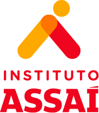 O logo do Instituto Assaí aparece com um retângulo amarelo e outro vermelho, que formam uma intersecção em laranja, formando uma versão estilizada da letra A e um pingo na cor amarela visível na parte superior direita. O nome da organização está legível abaixo, na cor vermelha.