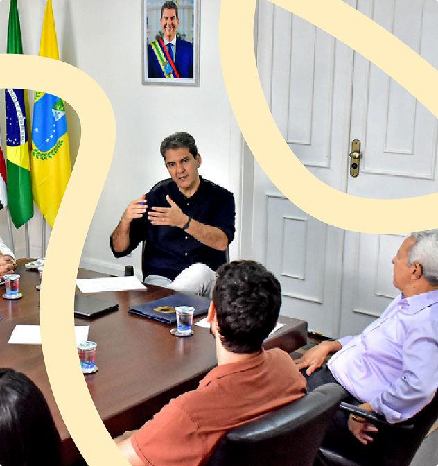 Imagem na qual aparecem sentados à mesa o prefeito de São Luís (MA), Eduardo Braide, correligionários e representantes da Fundação Tide Setubal, que aparecem no canto direito - no caso, Pedro Marin, à época coordenador do Programa Planejamento e Orçamento Público, e Isabella Miranda, consultora do mesmo programa.
