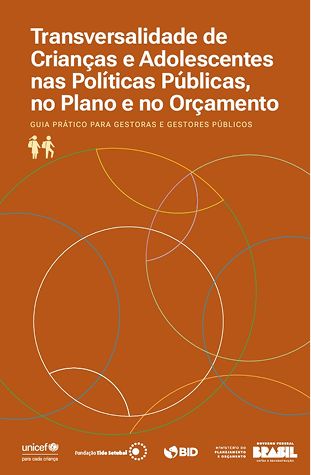 Capa do guia 'Transversalidade de Crianças e Adolescentes nas Políticas Públicas, no Plano e no Orçamento - Guia prático para gestoras e gestores públicos'. A imagem tem predominância da cor marrom, dois ícones que representam crianças com mochilas e detalhes gráficos com linhas parcialmente esféricas e multicoloridas.